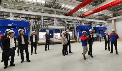 張家港市委書記韓衛(wèi)一行蒞臨海虹老人張家港工廠開展現(xiàn)場調(diào)研